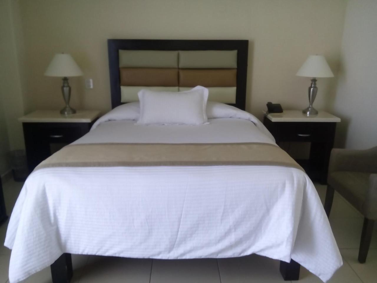 Hotel Y Suites Maria Fernanda Ситакуаро Экстерьер фото